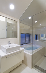 斜め天井で狭いながらも開放的な洗面・浴室.jpg