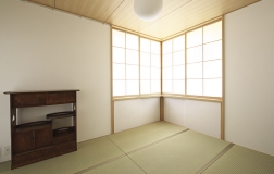 天井いっぱいの障子で明るくシンプルな和室.jpg